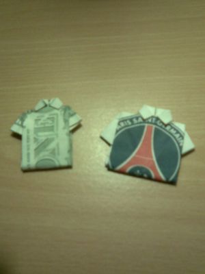 T-shirts
2 t-shirts fais sur papier imprimé. L'un avec un billet d'un dollar et l'autre avec une image du PSG ( que j'ai fais trop grosse ).
