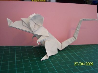 mon premier rat de Joisel
papier kraft blanc 60 g/m² 27*27cm
merci la vidéo de Sarah Adams sur youtub, cela m'a permis de gagner du temps sur deux étapes...

