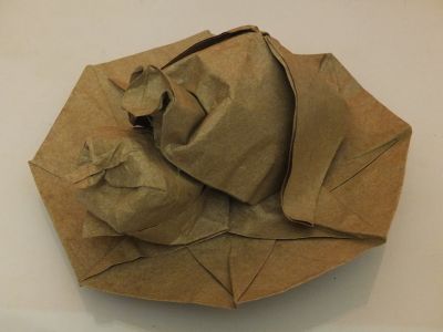 Cochonaille (avril 2015)
sujet "cochonaille" , le cochon sous sa forme alimentaire , je ne me voyais pas plier un saucisson ou une assiette de charcuterie et je voulais y voir clairement le rapport au cochon , ça a donné cette image de l'assiette présentant une tête de cochon avec sa pomme
