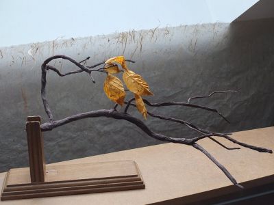 Le regard (mars 2015)
Le regard nous joue bien des tours 
On le remarque dans notre art :
L’origami est magie par la transformation d’une feuille. 
Puis nous poussons cette magie en faisant découvrir des animaux plein de vie alors que notre bout de papier ne reste qu’une feuille pliée sans plumes , sans poils.
Poussons donc l’illusion à voir ce qui n’est pas, encore plus loin : 
« Les oiseaux se cachent pour mourir. »
