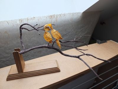 Le regard (mars 2015)
Le regard nous joue bien des tours 
On le remarque dans notre art :
L’origami est magie par la transformation d’une feuille. 
Puis nous poussons cette magie en faisant découvrir des animaux plein de vie alors que notre bout de papier ne reste qu’une feuille pliée sans plumes , sans poils.
Poussons donc l’illusion à voir ce qui n’est pas, encore plus loin : 
« Les oiseaux se cachent pour mourir. »
