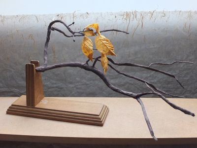 Le regard (mars 2015)
Le regard nous joue bien des tours 
On le remarque dans notre art :
L’origami est magie par la transformation d’une feuille. 
Puis nous poussons cette magie en faisant découvrir des animaux plein de vie alors que notre bout de papier ne reste qu’une feuille pliée sans plumes , sans poils.
Poussons donc l’illusion à voir ce qui n’est pas, encore plus loin : 
« Les oiseaux se cachent pour mourir. »
