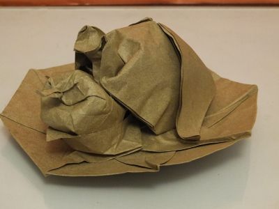 Cochonaille (avril 2015)
sujet "cochonaille" , le cochon sous sa forme alimentaire , je ne me voyais pas plier un saucisson ou une assiette de charcuterie et je voulais y voir clairement le rapport au cochon , ça a donné cette image de l'assiette présentant une tête de cochon avec sa pomme
