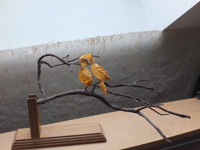 Le regard (mars 2015)
Le regard nous joue bien des tours 
On le remarque dans notre art :
L’origami est magie par la transformation d’une feuille. 
Puis nous poussons cette magie en faisant découvrir des animaux plein de vie alors que notre bout de papier ne reste qu’une feuille pliée sans plumes , sans poils.
Poussons donc l’illusion à voir ce qui n’est pas, encore plus loin : 
« Les oiseaux se cachent pour mourir. »
