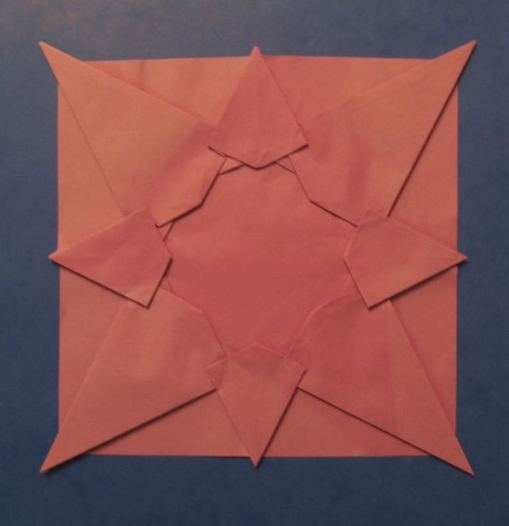 étoile irréguliere à 8 pointes
papier couleur 80g 21x21
créé par Melisande
d'apres photo et explication de son album flickr
2eme essai

