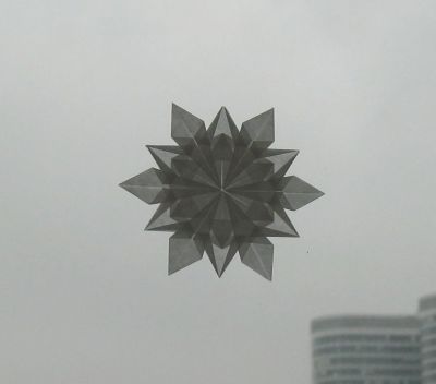 flocon de neige backlight
créé par dennis walker
plié dans un héxagone issu d'un carré de 18cm de papier cuisson
meilleur rendu et pliage plus facile qu'avec du papier calque.
