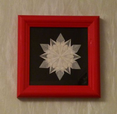 flocon de neige encadré
créé par dennis walker
plié dans un héxagone issu d'un carré de 18cm de papier cuisson
meilleur rendu et pliage plus facile qu'avec du papier calque.
