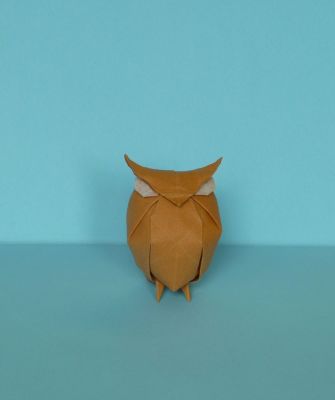 hibou
créé par nguyen hung cuong
plié dans un carré de 14cm de papier tant contrecollé au MC avec papier de soie
modele plutot simple et tres sympa a plié avec un super rendu.
