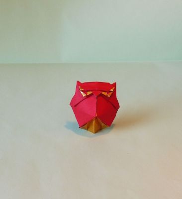 hibou simple de Diaz 2
hibou simple de Roman Diaz
plié dans un carré de 8cm de papier copie collé sur une feuille métal or
taille finale 4cm
super pliage simple et efficace.
