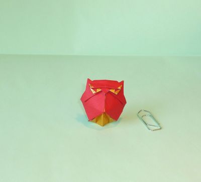 Hibou simple de diaz
hibou simple de Roman Diaz
plié dans un carré de 8cm de papier copie collé sur une feuille métal or
taille finale 4cm
super pliage simple et efficace.
