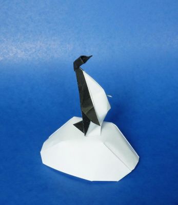 manchot EJ
créé par Eric Joisel
dans un carré de 17cm
super diagramme pas évident
sur le site papertheworld.com
