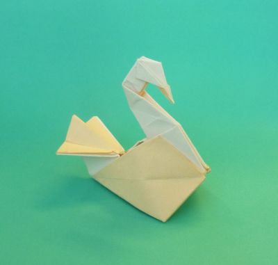 triangle twist tess
créé par Ralf konrad, dans le livre de Eric Gjerde
hexagone de 21cm, papier copie
phase intermédiaire du starpuff

