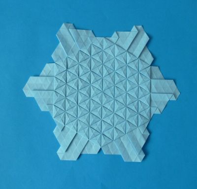 triangle twist tess
créé par Ralf konrad, dans le livre de Eric Gjerde
hexagone de 21cm, papier copie
phase intermédiaire du starpuff

