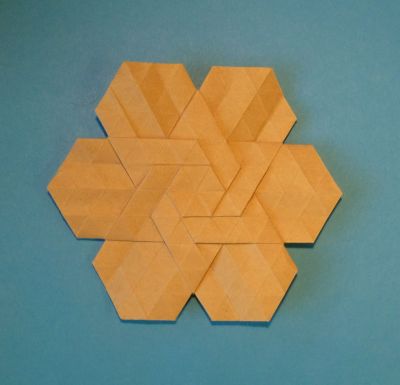 star twist tess
créé par eric gjerde
hexagone de 14cm de papier recyclé
