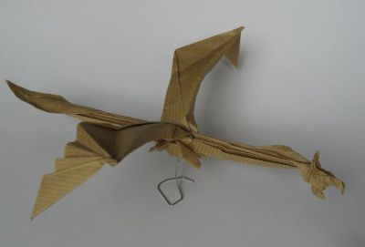 dragon in flight
papier kraft 30x30
créateur Charles Esseltine
1er essai
