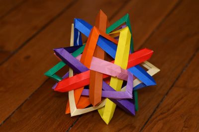 Dix triangles entrecroisés
Modèle tiré de l'article "Poly-polyhedra" de Robert Lang

