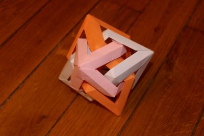 Trois bipyramides carrées gyroélongées entrecroisées
Malgré le nom à rallonge, les trois polyèdres sont assez simples, ils sont chacun formés de 16 triangles équilatéraux.

