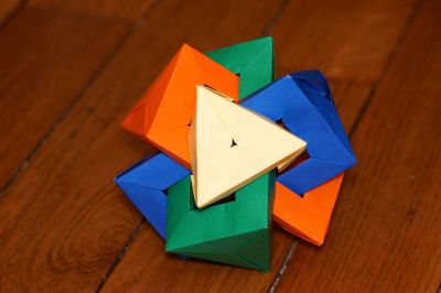 Quatre prismes triangulaire entrecroisés
Modèle de Daniel Kwan

