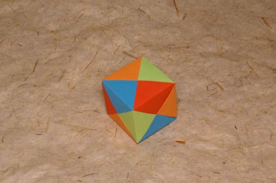 Cube modulaire
Composé de 4 bandes de papier de format 8x1
Mots-clés: modulaire bandes