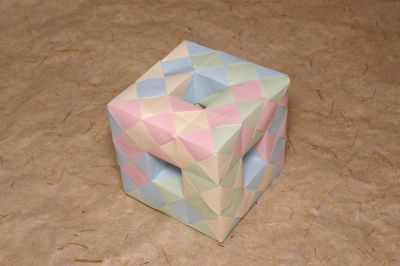Eponge de Menger
Réalisée avec 16 bandes de papier 
Mots-clés: modulaire bandes