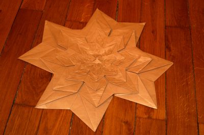 Tour fractale de Roman Diaz
Pliée avec un carré de 1m de papier kraft 92 g/m²

