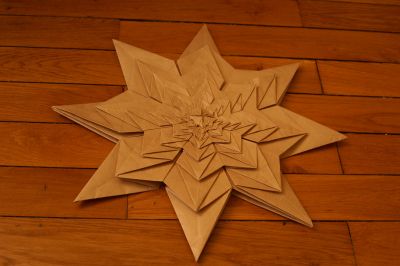 Tour fractale de Roman Diaz
Pliée avec un carré de 1m de papier kraft 92 g/m²

