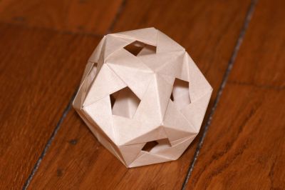 Dodécaèdre
Dodécaèdre en 6 bandes entrelacées en peau d'éléphant
Tiré de "Brilliant Origami" de David Brill

