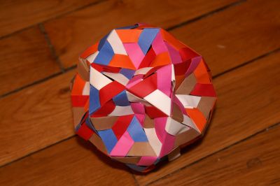 Icosidodécaèdre en bandes tressées
Assemblé à partir de 24 bandes de 1,3 cm de large
Papier d'imprimerie 120 g/m²
