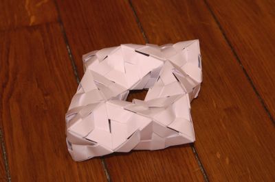 Toroide deltaédrique
Assemblé à partir de bandes de 1,3 cm de large
Papier d'imprimerie 100 g/m²
