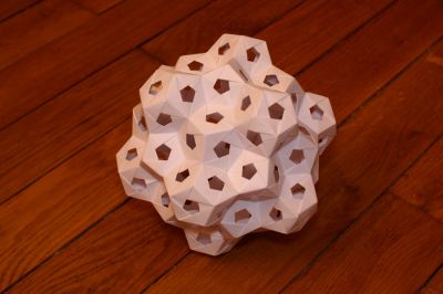Polyèdre pentagonal n°1
Polyèdre composé de 132 pentagones (vaguement) réguliers, réalisé à partir du principe des bandes pentagonales de David Brill
