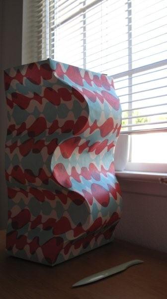 abat-jour
c'est pas vraiment de l'origami mais bon, c'est a base de papier avec des plis (arrondis d'ailleurs) 
