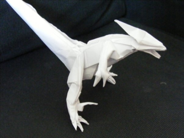 Deinonychus de Kamiya Satoshi
d'après les infos trouvée sur
http://www.takwing.idv.hk/origami/diagram/detail.php?group=satoshi_deinonychus&pic=0001

très approximatif, papier pourri, pour la tête j'ai laisser le layer comme ça pour faire plaisir à mon gamin qui voulait un dinosaure avec un crête
