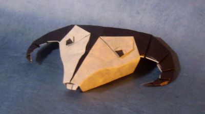 Tête de Bélier
Création pour le challenge de Mars 2011 - Astrologie
Plié dans du lokta léger blanc + soie noire au MC.
Base de la bombe à eau, plis aplati pour avoir le visage et affiner les cornes (les deux autre pointes de la base servent pour les yeux)
Mots-clés: bélier