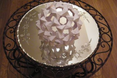 BuckyBall
120 modules en PHiZZ, papier imprimante (environ 25 cm de diamètre)
