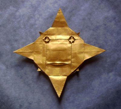 Le discours d'une étoile
Création pour le challenge du mois de mars 2011, thème : Astrologie.
Parti d'un blintz pour les branches, pleaté pour obtenir les yeux et la bouche, plié dans un papier doré de chez Origami-Shop, 35*35
Mots-clés: étoile
