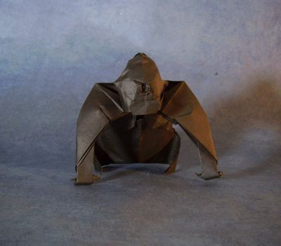 Gorille - Quentin Trollip
Carré de 35cm de peau d'éléphant noire, modèle final environ 11cm de haut. Diagramme de Licence To Fold
Mots-clés: gorille; gorilla; trollip