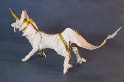Licorne - Satoshi Kamiya
Carré de 42 cm de triple soie blanc-blanc-doré, plié d'après diagramme dans WSK
Mots-clés: unicorn;licorne; kamiya