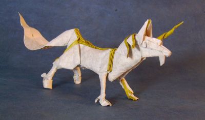 Licorne - Satoshi Kamiya
Carré de 42 cm de triple soie blanc-blanc-doré, plié d'après diagramme dans WSK
Mots-clés: unicorn;licorne; kamiya