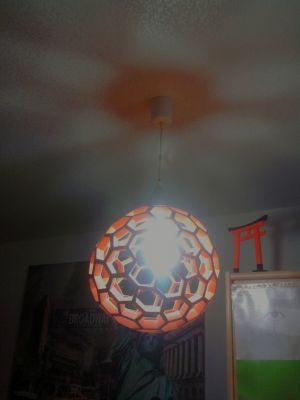 luminaire
Luminaire en snapology, diamètre d'environ 35 cm (papier de chemise cartonnée)
