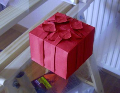 Paquet cadeau
Le CP peut s'adapter à tous les pavé droits (c'est plus facile avec une face carrée quand même) ! Celui-ci a été conçu pour une boîte de 9*9*7 cm, à partir d'un carré de 41 cm de kraft rouge
