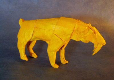 Smilodon - Satoshi Kamiya
Carré de Lokta au MC de 42cm, modèle final environ 17cm de long.
Diagramme de Works of Satoshi Kamiya
Mots-clés: smilodon; kamiya