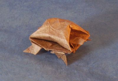 Tortue
Carré de 13cm de "papier tortue", auteur inconnu, plié d'après une fiche Atlas
Mots-clés: tortue;turtle
