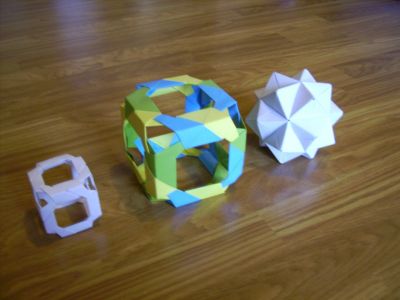 modulaires en vrac
2 squelettes de cube (24 modules chacun) et un sonobe de 30 modules, le tout en papier imprimante (blanc et couleur)
