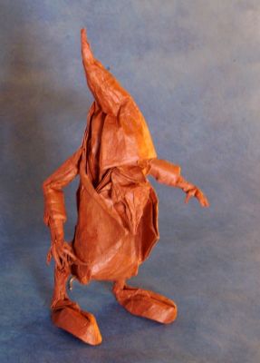 Nain - 
Carré de 45 cm Lokta marron enduit au MC, modèle final de 15cm de haut. Plié d'après CP-Diagramme de l'auteur
Mots-clés: nain; joisel; dwarf