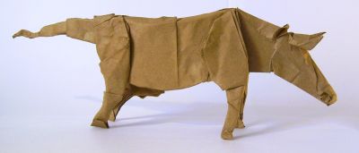 vache de David Llanque
Plié à sec dans 55*55 de kraft non enduit, puis modelé au MC
Mots-clés: vache;cow;llanque