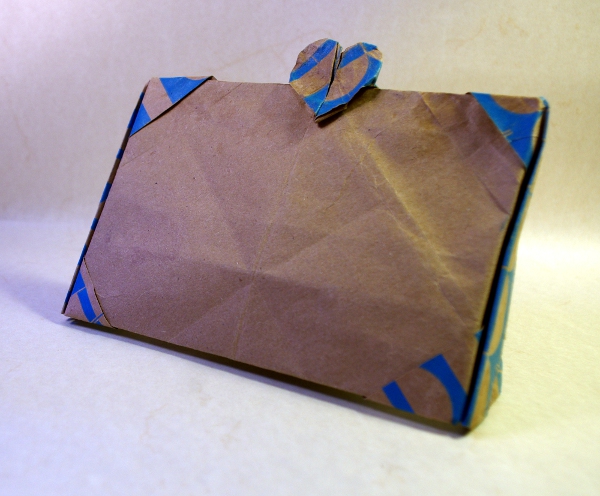Cadre photo design by Miyajima Noboru
Papier provenant d'un sac, donc assez épais
Format environ 31x31 cm, cette taille permet de mettre une photo 10x15cm 
