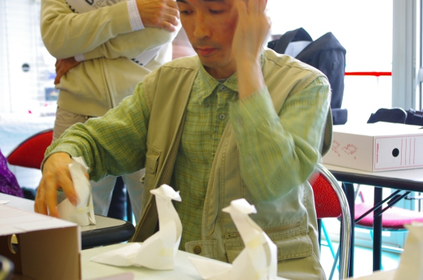 Giang Dinh prépare son atelier Chat Assis
Giang Dinh nous a plié les diverses étapes de son chat assis, cela nous a bien été utile.
