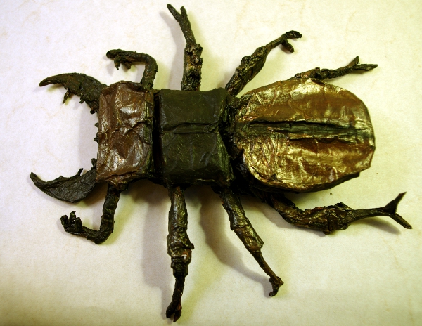 Lucanus Swinhoei V2 peint avec de la peinture acrylique
Résultat après peinture à l'acrylique du Lucanus plié en papier cristal
