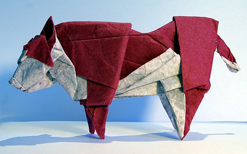 Taureau
Papier récupéré dans une boîte de chaussure collé sur un set de table en non-tissé récupéré dans un restaurant.
Taille : 33 cm
Plié à sec puis terminé en wet-folding.
