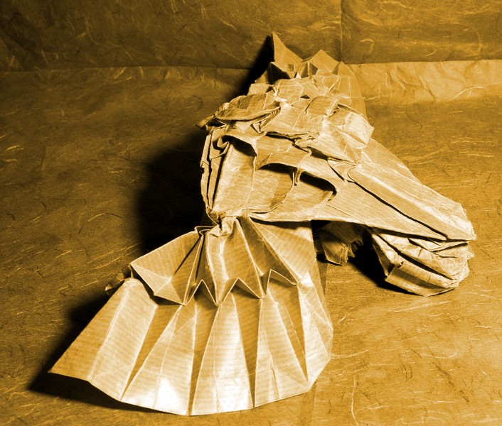 Roc Aguila - Mythological eagle (Roman Diaz)
Plié dans un carré de papier kraft de 50 cm.

C'est un très beau modèle, qui est solide une fois plié.
